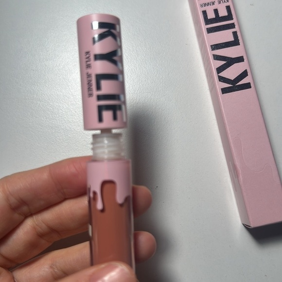 KYLIE COSMETICS Matte Liquid Lipstick Klo$ 707 warm beige nude - Picture 9 of 9